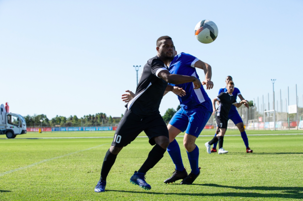 joueurs football adultes ballon